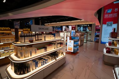 BANGKOK, THAILAND - 13 Ekim 2023: Suvarnabhumi Uluslararası Havalimanı 'ndaki gümrüksüz ürünler mağazasında sergileniyor.