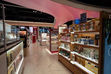 BANGKOK, THAILAND - 13 Ekim 2023: Suvarnabhumi Uluslararası Havalimanı 'ndaki gümrüksüz ürünler mağazasında sergileniyor.