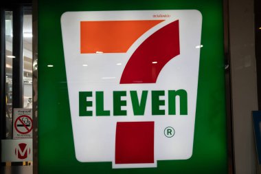 BANGKOK, THAILAND - 14 Ekim 2023: Don Mueang Uluslararası Havalimanı 'nda görülen 7-Eleven market tabelasının yakın çekimi.