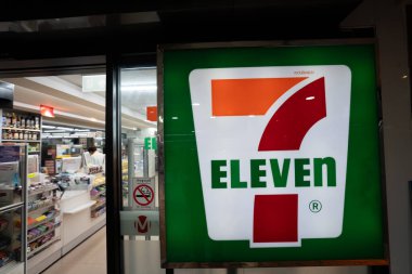 BANGKOK, THAILAND - 14 Ekim 2023: Don Mueang Uluslararası Havalimanı 'nda görülen 7-Eleven market tabelasının yakın çekimi.