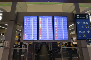 BANGKOK, THAILAND - 14 Ekim 2023: Bangkok 'taki Don Mueang Uluslararası Havalimanı' nda uçuş bilgi görüntüleme sistemi.