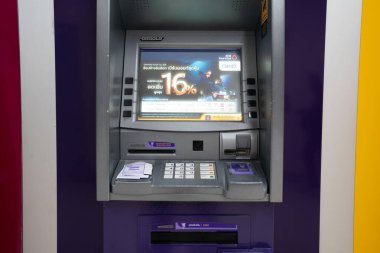 BANGKOK, THAILAND - 14 Ekim 2023: Don Mueang Uluslararası Havalimanı 'nda görülen ATM' nin yakın çekimi.