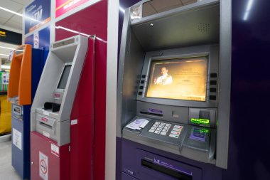 BANGKOK, THAILAND - 14 Ekim 2023: Don Mueang Uluslararası Havalimanı 'nda görülen otomatik veznedar makinelerinin çeşitliliği.