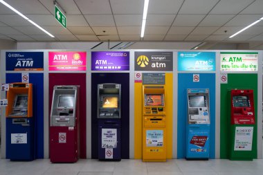 BANGKOK, THAILAND - 14 Ekim 2023: Don Mueang Uluslararası Havalimanı 'nda görülen otomatik veznedar makinelerinin çeşitliliği.