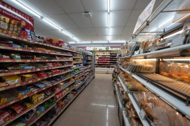 BANGKOK, THAILAND - 14 Ekim 2023: Don Mueang Uluslararası Havalimanı 'ndaki 7-Eleven bakkalının iç çekimleri.