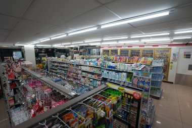 BANGKOK, THAILAND - 14 Ekim 2023: Don Mueang Uluslararası Havalimanı 'ndaki 7-Eleven bakkalının iç çekimleri.