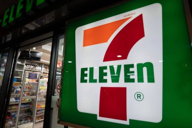 BANGKOK, THAILAND - 14 Ekim 2023: Don Mueang Uluslararası Havalimanı 'nda görülen 7-Eleven market tabelasının yakın çekimi.