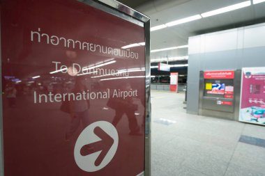 BANGKOK, THAILAND - 14 Ekim 2023: Don Mueang Uluslararası Havaalanı 'nda görülen yön işareti.