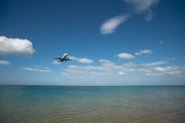 PHUKET, THAILAND - 23 HAZİRAN 2020: Phuket Uluslararası Havaalanına bir Tayland Vietnam Jet Airbus A321-200 uçağı indi..
