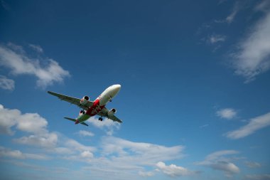 PHUKET, THAILAND - 23 Ocak 2020: Phuket Uluslararası Havaalanına bir Tayland AirAsia Airbus A320-200 uçağı indi..