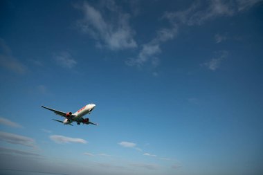 PHUKET, THAILAND - 23 HAZİRAN 2020: Phuket Uluslararası Havaalanına bir Tayland Lion Air Boeing 737-900ER uçağı indi.