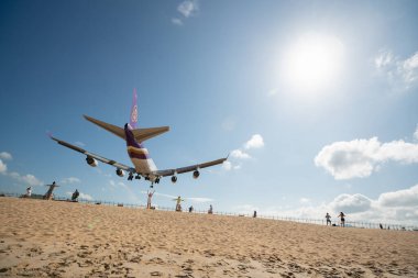 PHUKET, THAILAND - 23 HAZİRAN 2020: Phuket Uluslararası Havaalanına bir Tayland Havayolları Boeing 747-400 uçağı indi.