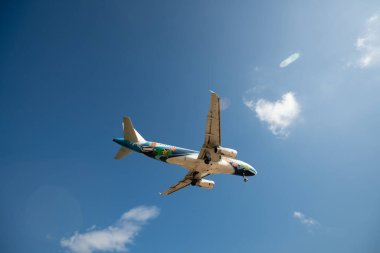 PHUKET, THAILAND - 23 Ocak 2020: Phuket Uluslararası Havaalanına bir Bangkok Airways Airbus A320-200 uçağı indi.