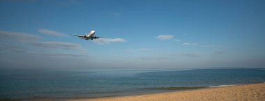 PHUKET, THAILAND - 23 HAZİRAN 2020: Phuket Uluslararası Havaalanına bir Tayland Lion Air Boeing 737-900ER uçağı indi.