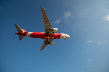 PHUKET, THAILAND - 23 Ocak 2020: Phuket Uluslararası Havaalanına bir Tayland AirAsia Airbus A320-200 uçağı indi..
