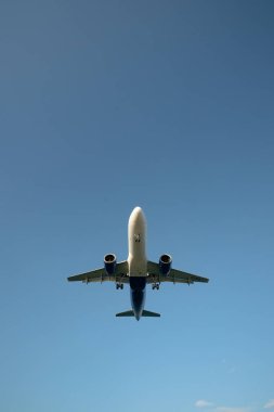 PHUKET, THAILAND - 23 HAZİRAN 2020: Phuket Uluslararası Havaalanına bir GoAir Airbus A320neo uçağı indi..