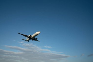 PHUKET, THAILAND - 23 HAZİRAN 2020: Phuket Uluslararası Havaalanına İpek Hava Boeing 737-800 uçak inişi.