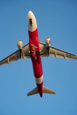 PHUKET, THAILAND - 22 HAZİRAN 2020: Phuket Uluslararası Havaalanı 'ndan kalkan AirAsia Airbus A320 uçağının planform görüntüsü.