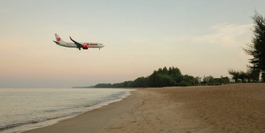 PHUKET, THAILAND - 22 HAZİRAN 2020: Phuket Uluslararası Havaalanına bir Tayland Lion Air uçağı indi.