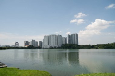 KUALA LUMPUR, MALAYSIA - 08 Mart 2023: Kepong Metropolitan Gölü Bahçesi.