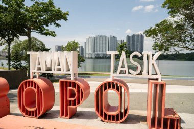 KUALA LUMPUR, MALAYSIA - Mart 08, 2023: Taman Tasik Metropolitan Kepong tabelasının gündüz görüldüğü yakın plan çekimi.