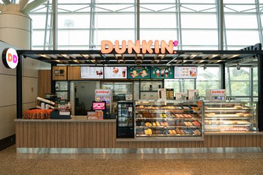 KUALA LUMPUR, MALAYSIA - MAYIS 06, 2023: Kuala Lumpur Uluslararası Havalimanında Dunkin 'Donuts.