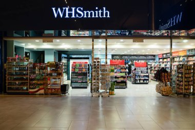 KUALA LUMPUR, MALAYSIA - 05 Mart 2023: WHSmith mağazası Kuala Lumpur Uluslararası Havalimanı.