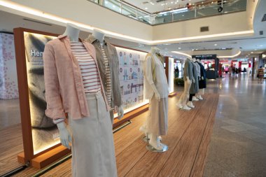 KUALA LUMPUR, MALAYSIA - 15 Mart 2023: Mid Valley Megamall 'da giyilen mankenler sergileniyor. 