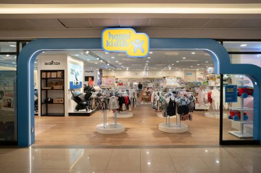 KUALA LUMPUR, MALAYSIA - 15 Mart 2023: Kuala Lumpur 'daki K alışveriş merkezinde Happi Kiddo bebek mağazası.