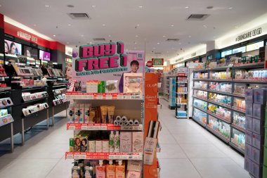 KUALA LUMPUR, MALAYSIA - 15 Mart 2023: K Alışveriş Merkezi 'ndeki Watsons mağazasında kozmetik ürünleri sergileniyor. Watsons, Asya ve Avrupa 'da bir Hong Kong sağlık ve güzellik mağazası..
