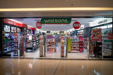 KUALA LUMPUR, MALAYSIA - 15 Mart 2023: Watsons mağazasının girişi K Alışveriş Merkezi. Watsons, Asya ve Avrupa 'da bir Hong Kong sağlık ve güzellik mağazası..