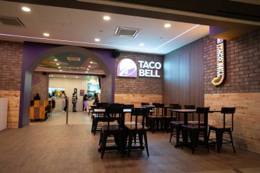 KUALA LUMPUR, MALAYSIA - 15 Mart 2023: Kuala Lumpur 'daki K Caddesi' ndeki Taco Bell restoranı. Taco Bell Corp, Amerika Birleşik Devletleri 'nin çok uluslu fast food restoranları zinciri..