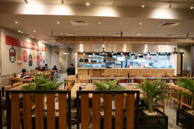 KUALA LUMPUR, MALAYSIA - 15 Mart 2023: Kuala Lumpur 'daki K Caddesi' ndeki Pizza Hut. Pizza Hut, Amerika Birleşik Devletleri 'nin çok uluslu pizza restoranı zinciri..