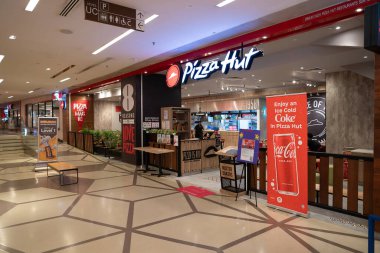 KUALA LUMPUR, MALAYSIA - 15 Mart 2023: Kuala Lumpur 'daki K Caddesi' ndeki Pizza Hut. Pizza Hut, Amerika Birleşik Devletleri 'nin çok uluslu pizza restoranı zinciri..