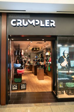 KUALA LUMPUR, MALAYSIA - 11 Mart 2023: Kuala Lumpur 'daki Gardens alışveriş merkezindeki Crumpler mağazasına giriş. Crumpler, Avustralyalı çanta markası ve üreticisi..