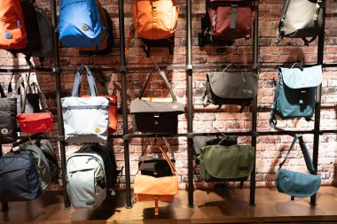 KUALA LUMPUR, MALAYSIA - 11 Mart 2023: Crumpler mağazasındaki Gardens Alışveriş Merkezi 'nde sergilenen çantalar. Crumpler, Avustralyalı çanta markası ve üreticisi..