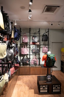 KUALA LUMPUR, MALAYSIA - 11 Mart 2023: Crumpler mağazasındaki Gardens Alışveriş Merkezi 'nde sergilenen çantalar. Crumpler, Avustralyalı çanta markası ve üreticisi..