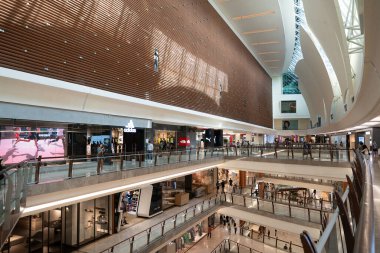 KUALA LUMPUR, MALAYSIA - 11 Mart 2023: Kuala Lumpur 'daki Gardens Alışveriş Merkezi' nin iç çekimleri. 