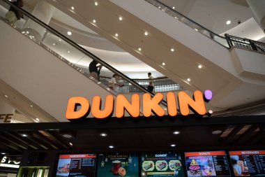 KUALA LUMPUR, MALAYSIA - 23 Mart 2023: Kuala Lumpur 'daki Suria KLCC alışveriş merkezinde Dunkin' Donuts.