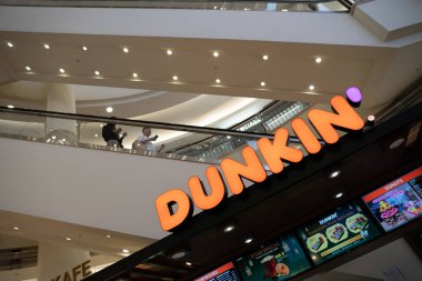 KUALA LUMPUR, MALAYSIA - 23 Mart 2023: Kuala Lumpur 'daki Suria KLCC alışveriş merkezinde Dunkin' Donuts.