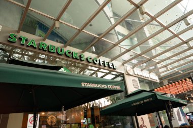 KUALA LUMPUR, MALAYSIA - 12 Mart 2023: Kuala Lumpur 'da Starbucks Kahvesi.