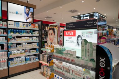 KUALA LUMPUR, MALAYSIA - 15 Mart 2023: Suria KLCC 'deki bir Watson mağazasında kozmetik ürünler satılıyor. Watsons, Hong Kong 'da bir sağlık ve güzellik merkezi..