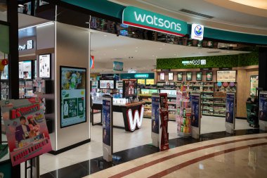 KUALA LUMPUR, MALAYSIA - 15 Mart 2023: Suria KLCC 'deki bir Watsons mağazasına giriş. Watsons, Hong Kong 'da bir sağlık ve güzellik merkezi..