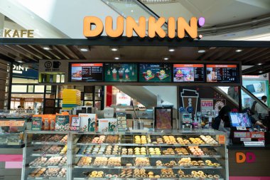 KUALA LUMPUR, MALAYSIA - 15 Mart 2023: Kuala Lumpur 'daki Suria KLCC alışveriş merkezinde Dunkin' Donuts.