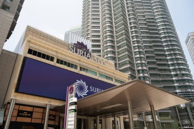 KUALA LUMPUR, MALAYSIA - 15 Mart 2023: Kuala Lumpur 'daki Suria KLCC alışveriş merkezi.