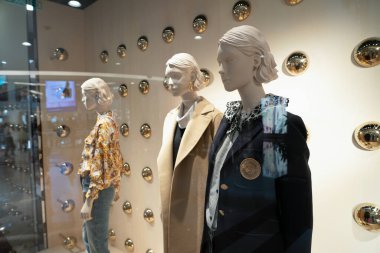 KUALA LUMPUR, MALAYSIA - 15 Mart 2023: Kuala Lumpur 'daki Suria KLCC alışveriş merkezindeki Louis Vuitton mağazasında giydirilmiş mankenler.