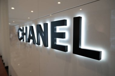 KUALA LUMPUR, MALAYSIA - 15 Mart 2023: Kuala Lumpur 'daki Suria KLCC alışveriş merkezinde görülen Chanel işaretinin yakın çekimi.