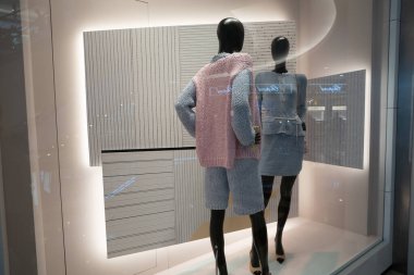 KUALA LUMPUR, MALAYSIA - 15 Mart 2023: Kuala Lumpur 'daki Suria KLCC alışveriş merkezindeki Chanel mağazasında giyilen mankenler.