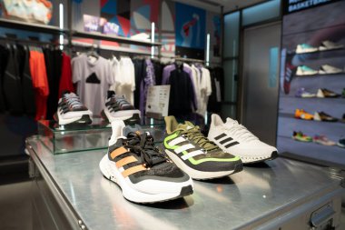 KUALA LUMPUR, MALAYSIA - 15 Mart 2023: Kuala Lumpur 'daki Suria KLCC alışveriş merkezindeki Adidas Sneaker Collect mağazasında yakın çekim.