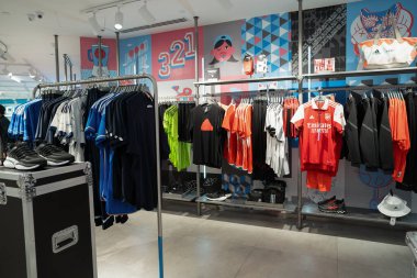 KUALA LUMPUR, MALAYSIA - 15 Mart 2023: Kuala Lumpur 'daki Suria KLCC alışveriş merkezindeki Adidas Sneaker Collect mağazasında giysi sergileniyor.